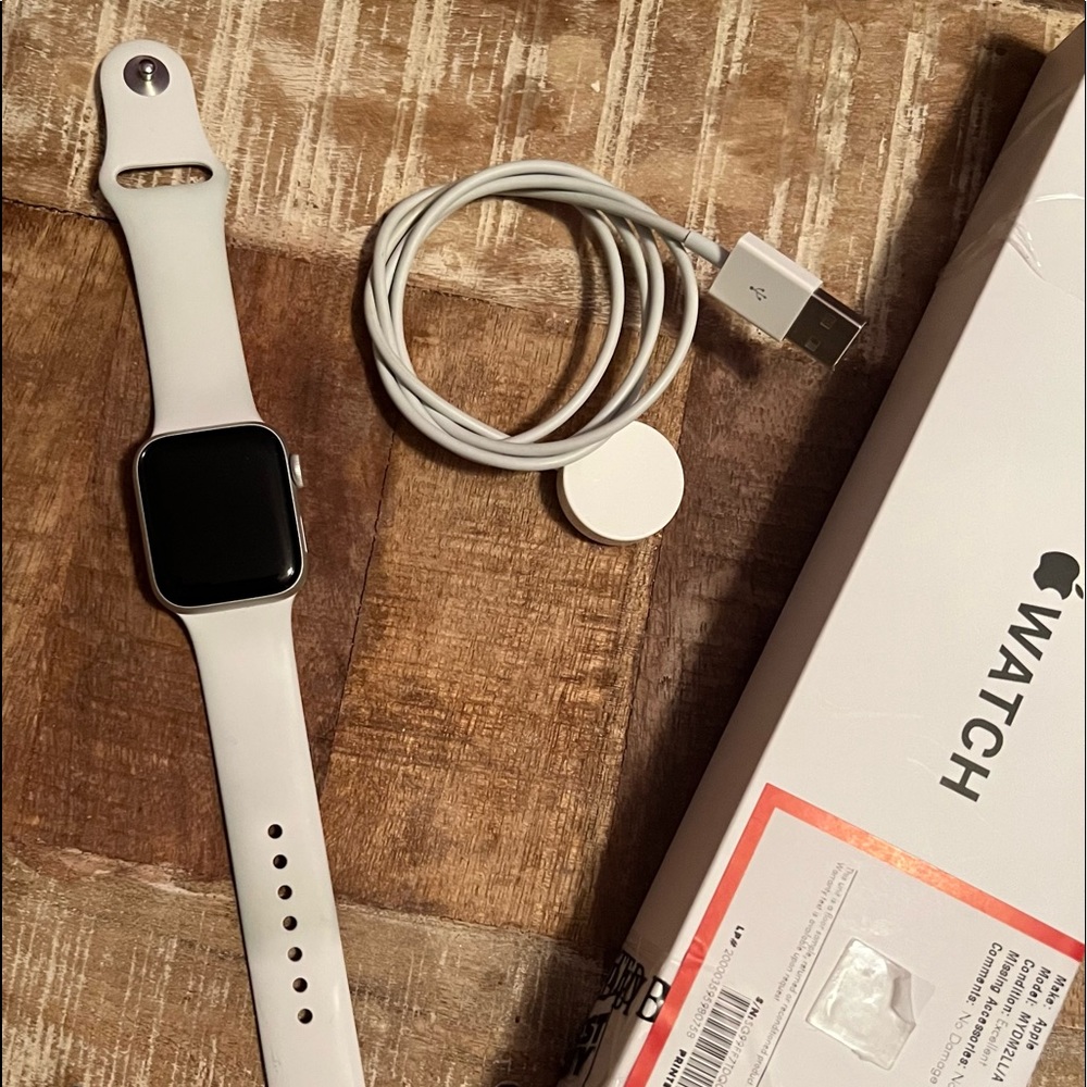 Apple Watch SE 40mm Silver Aluminum White Sport Band GPS
